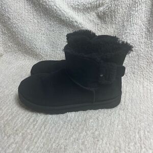 UGG mini Bailey Fluff buckle black suede boots Fur lining SZ8
